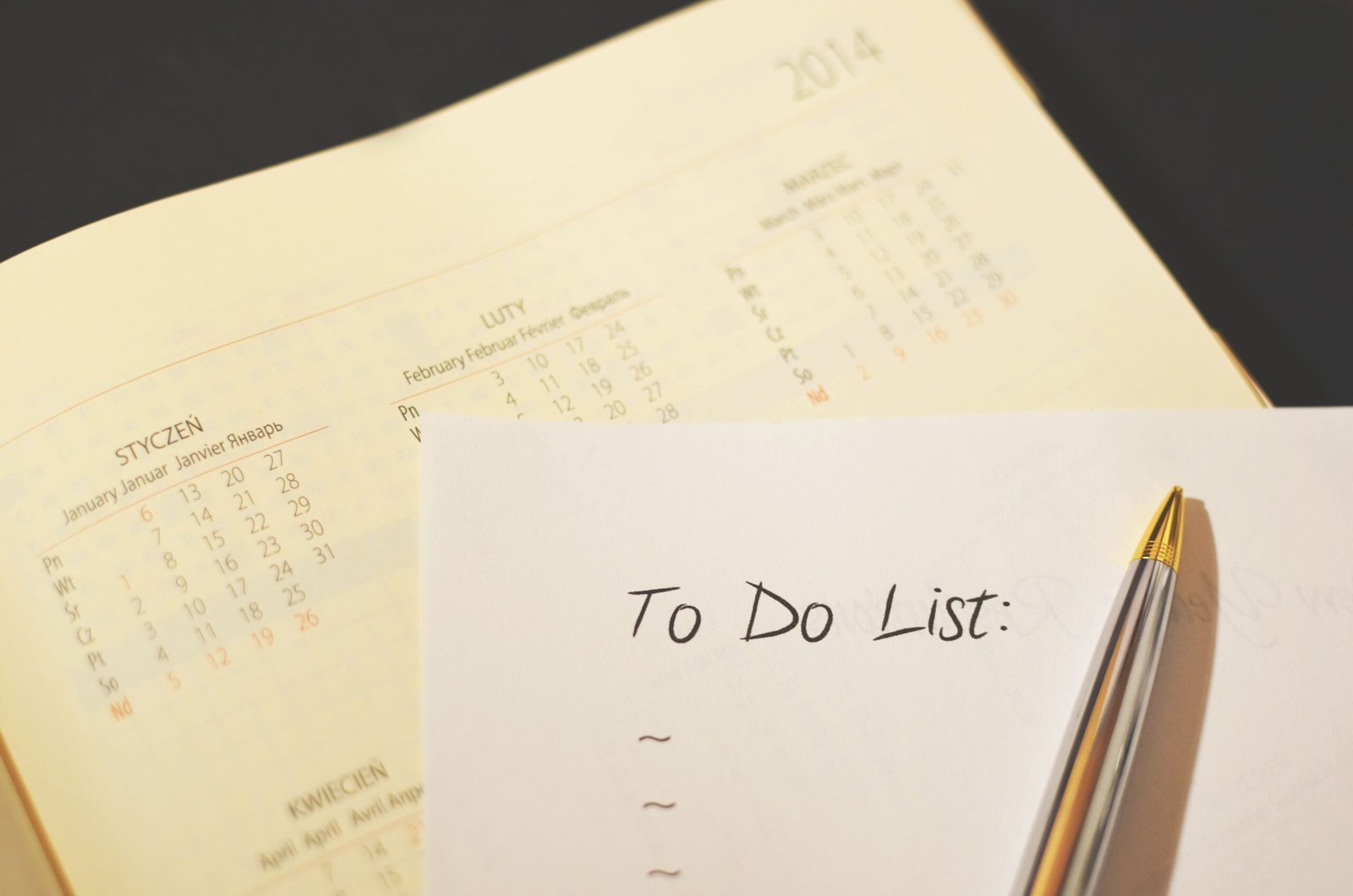 Calendar and to-do list on a desk representing a 30-day onboarding plan for new employees